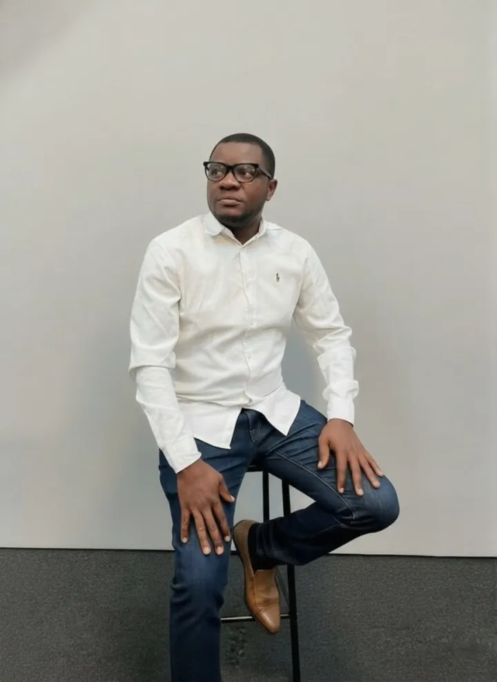Fokwa Siaka, entrepreneur and digital transformation consultant, seated in a white shirt
